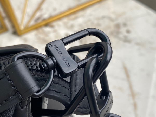 l**is V*t*n coussin pm