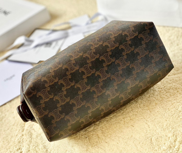 Ce**e toiletry in triomphe canvas