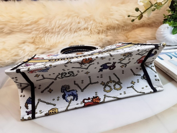 medium D*or book tote