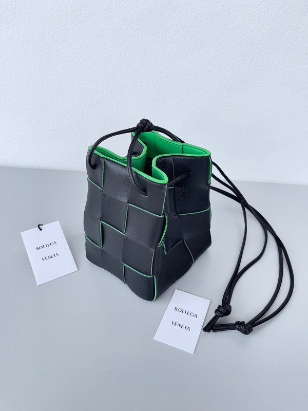 Bo*te*ga ve*ne*ta cassette bucket bag