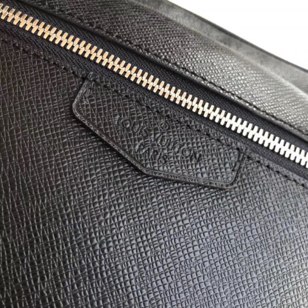 l**is V*t*n outdoor messenger pm