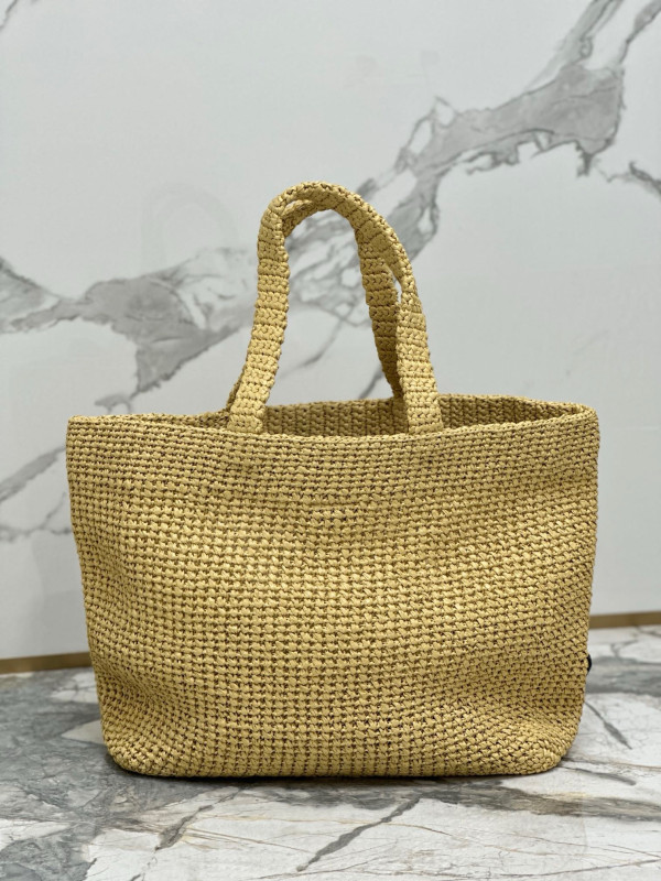 Pra*a crochet tote bag
