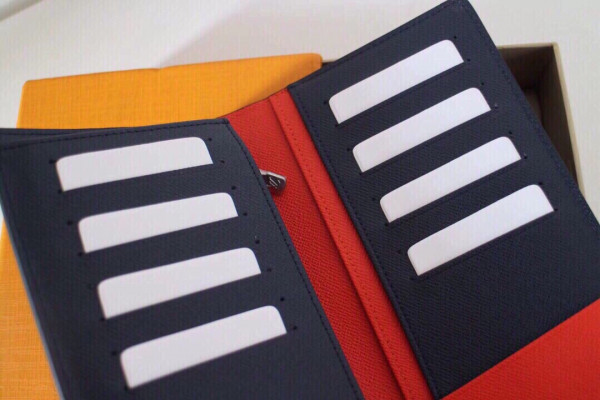 l**is V*t*n brazza wallet