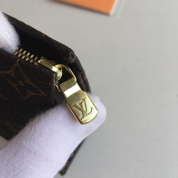 l**is V*t*n toiletry pouch 19