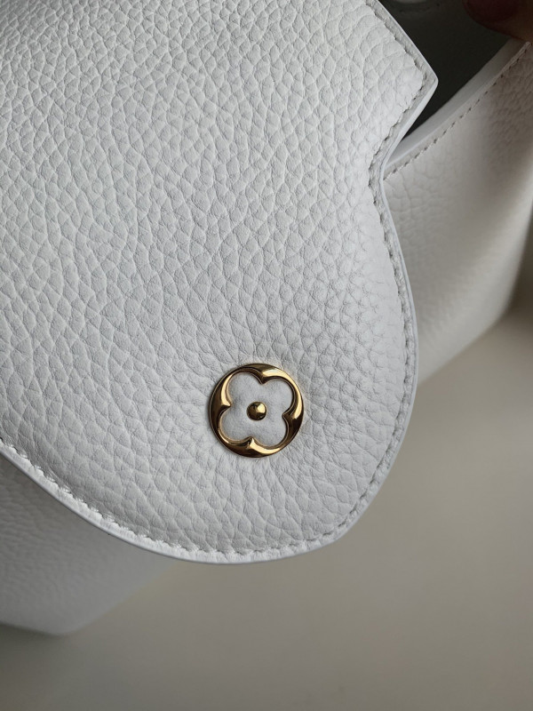 l**is V*t*n capucines pm