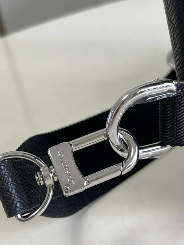 l**is V*t*n avenue sling bag