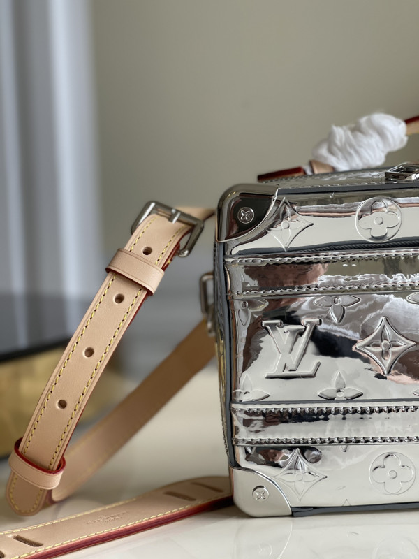 l**is V*t*n handle trunk