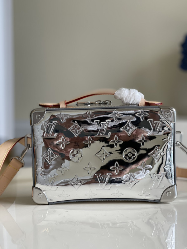 l**is V*t*n handle trunk