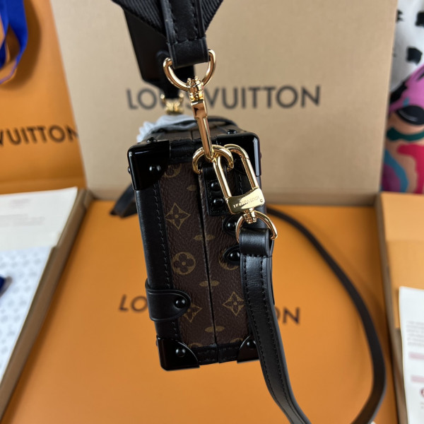 l**is V*t*n petite malle east west