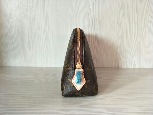 l**is V*t*n cosmetic pouch