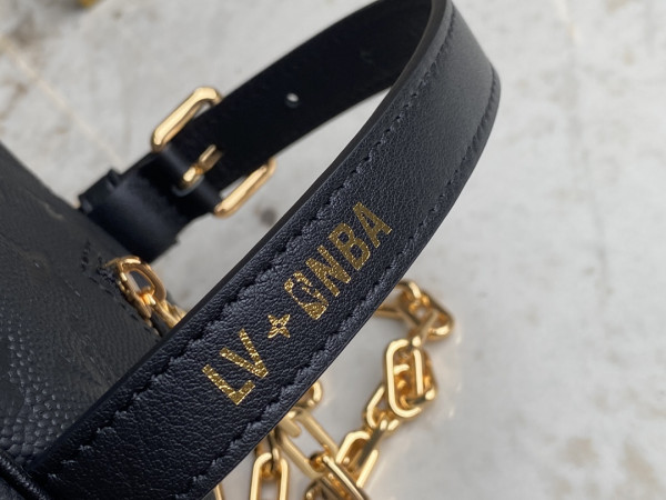 l**is V*t*n lvxnba cloakroom dopp kit