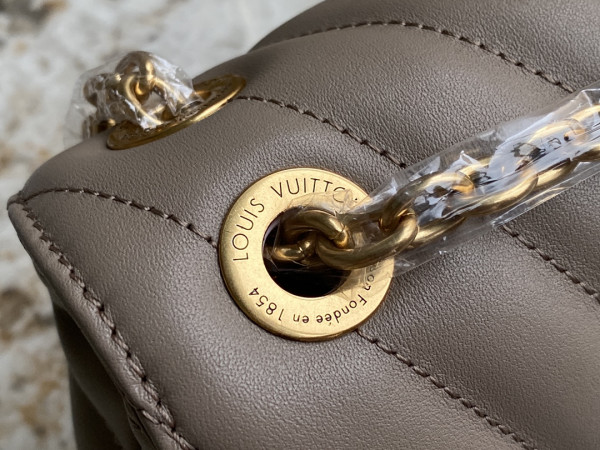 l**is V*t*n new wave chain bag