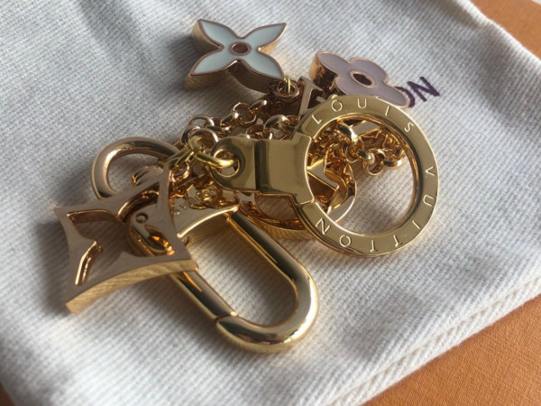 l**is V*t*n fleur de monogram bag charm chain
