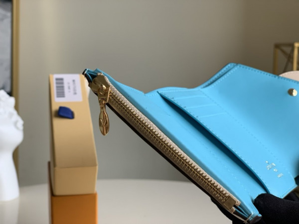 l**is V*t*n pont 9 compact wallet