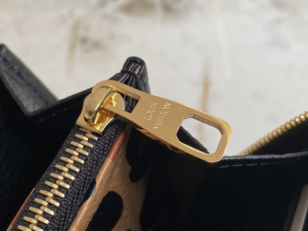 l**is V*t*n zippy wallet