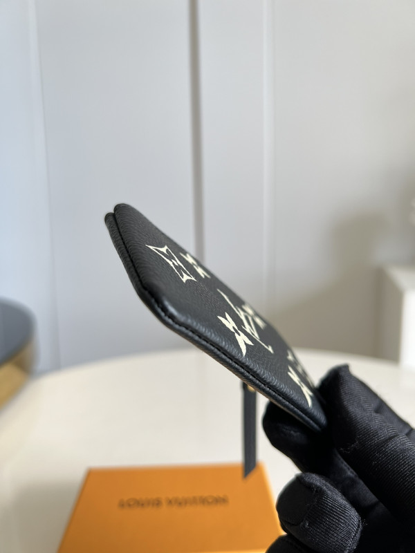 l**is V*t*n key pouch