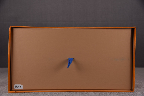 l**is V*t*n sneakers