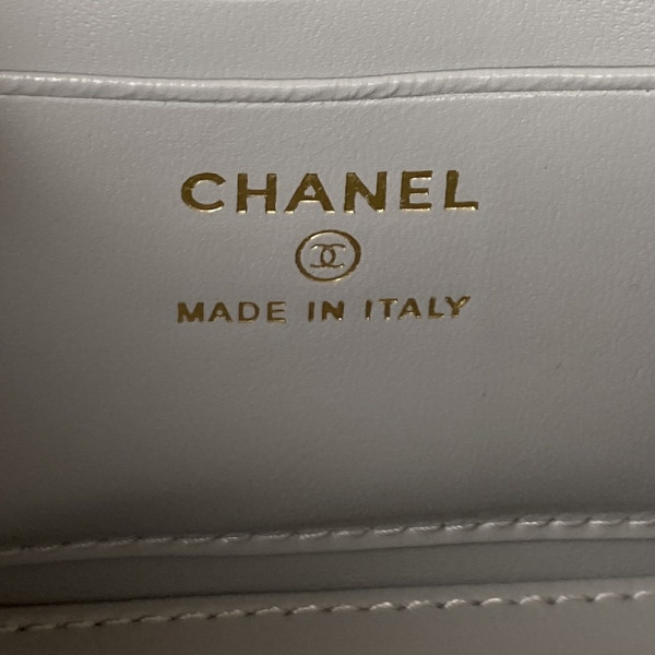 CL VANITY WITH CHAIN