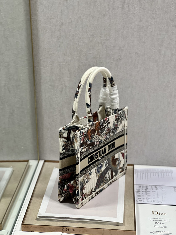 small D*or book tote