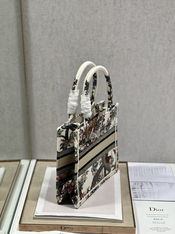 small D*or book tote