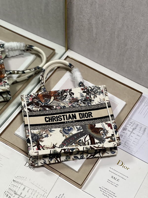 small D*or book tote