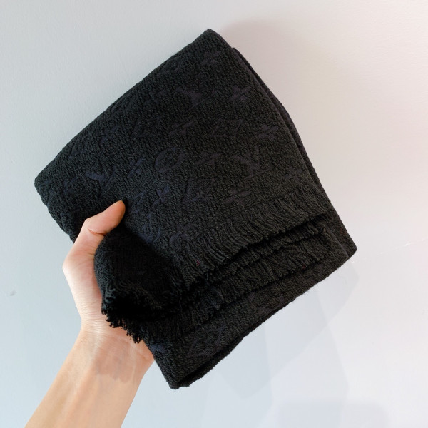 l**is V*t*n monogram classic scarf