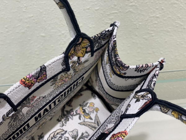 small D*or book tote