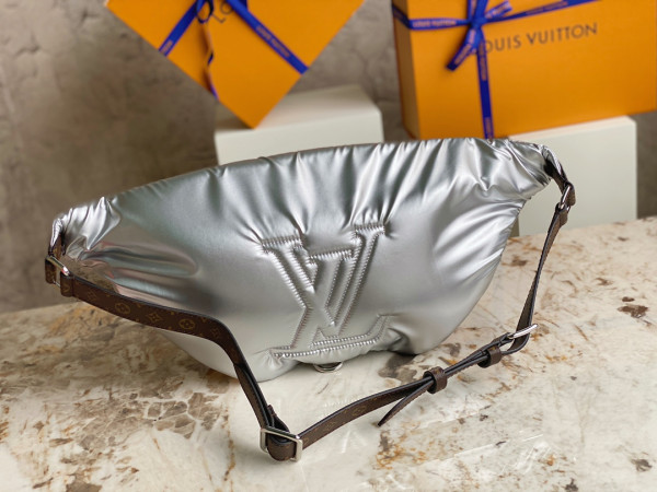 l**is V*t*n maxi bumbag