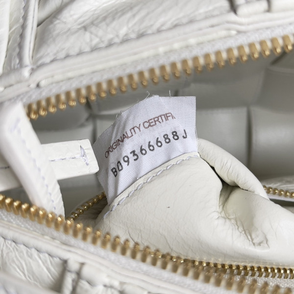 Bo*te*ga ve*ne*ta brick cassette