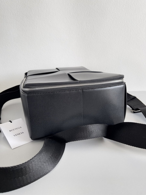 Bo*te*ga ve*ne*ta arco backpack