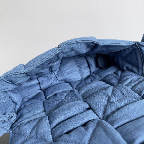 Bo*te*ga ve*ne*ta padded tech cassette