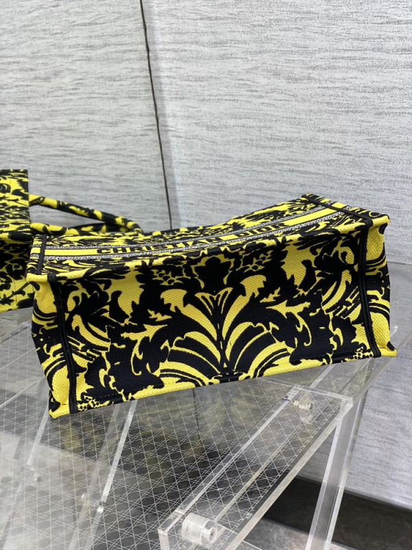 medium D*or book tote