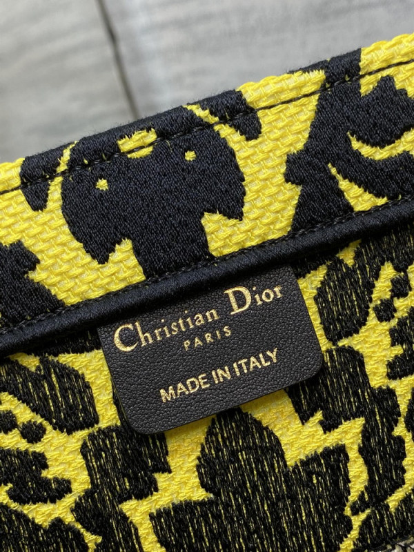 medium D*or book tote