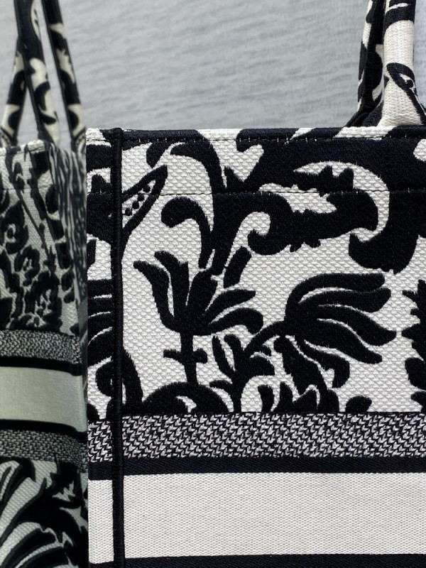 large D*or book tote