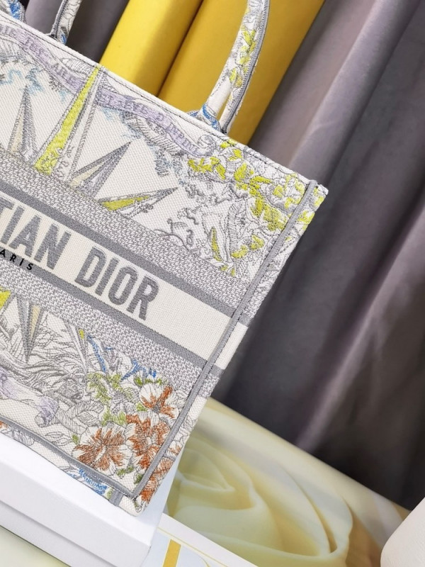 medium D*or book tote