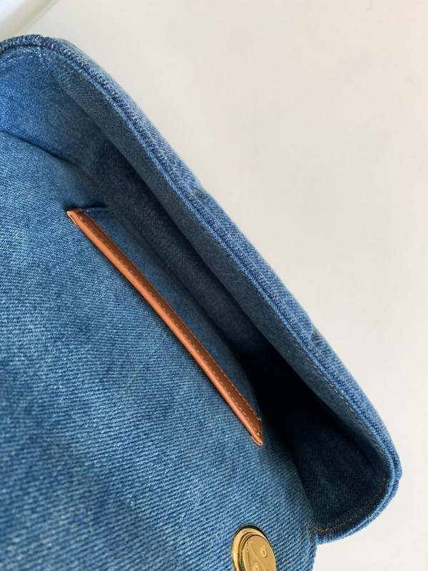 ce**e chain shoulder bag matelasse monoCh*0me