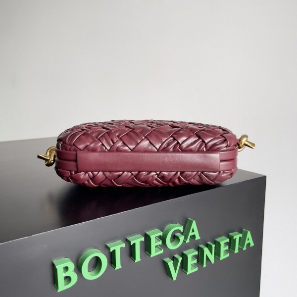 Bo*te*ga ve*ne*ta knot minaudiere on strap