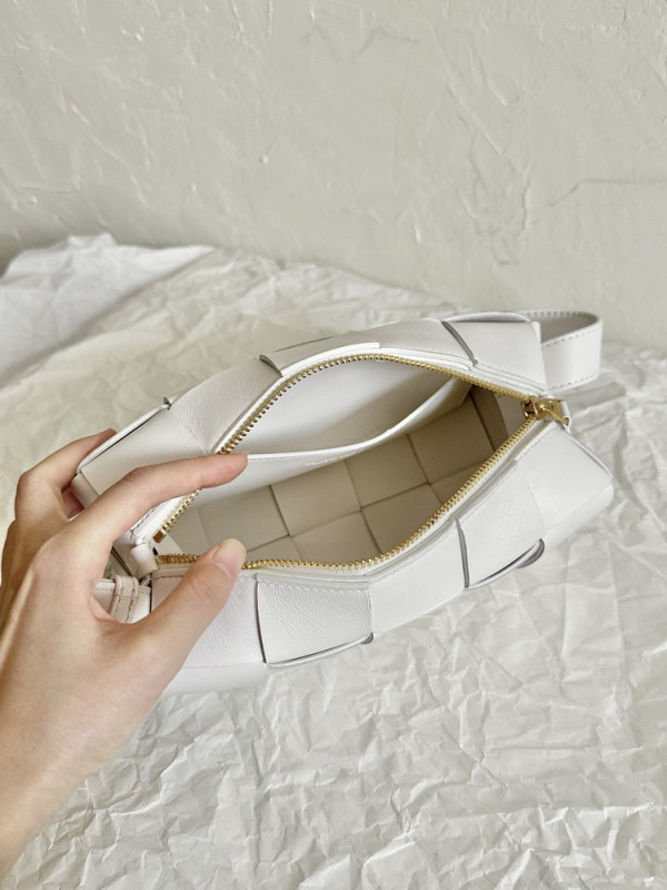 Bo*te*ga ve*ne*ta smal brick cassette