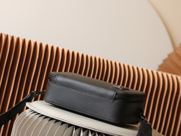 l**is V*t*n alpha wearable wallet