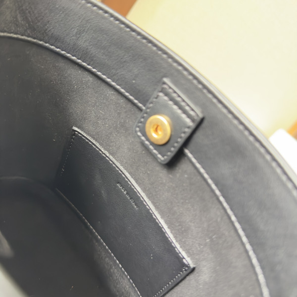 Ce**e mini bucket cuir triomphe