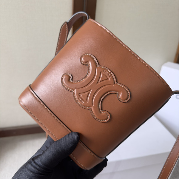 Ce**e mini bucket cuir triomphe