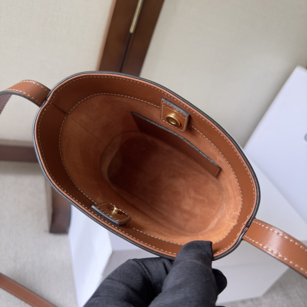 Ce**e mini bucket cuir triomphe