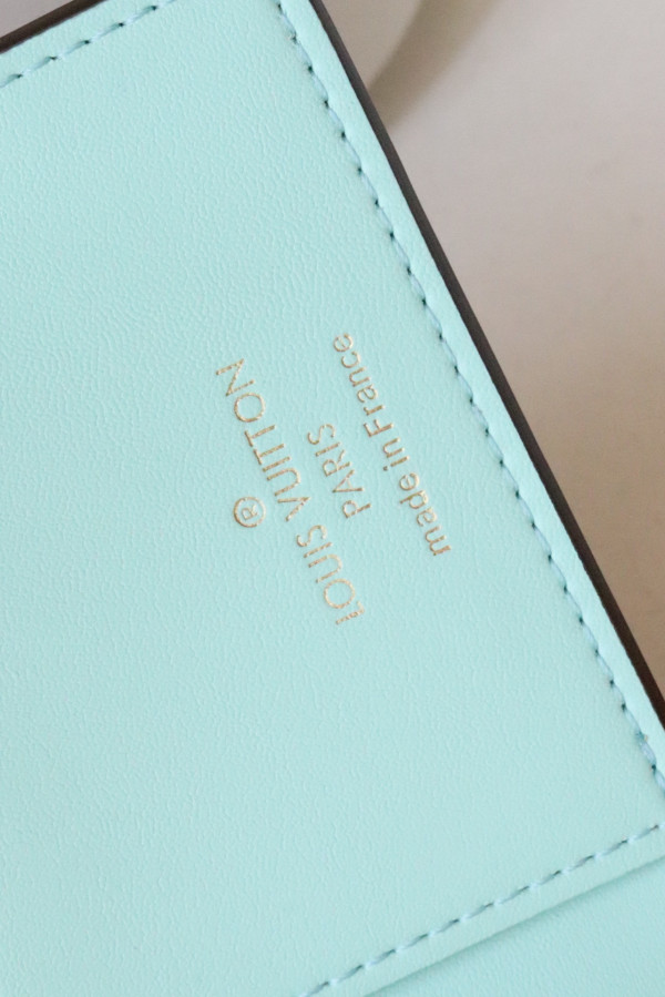 l**is V*t*n vertical wallet