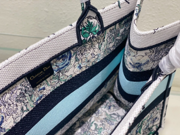 medium D*or book tote