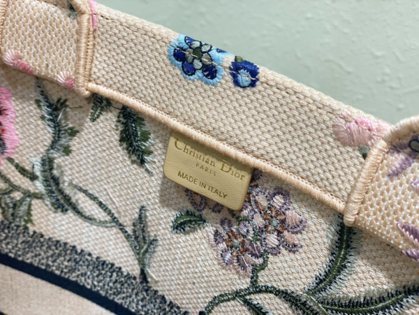 large D*or book tote