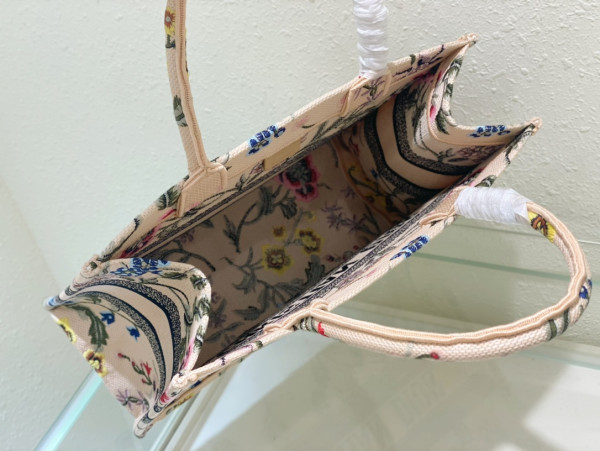 medium D*or book tote