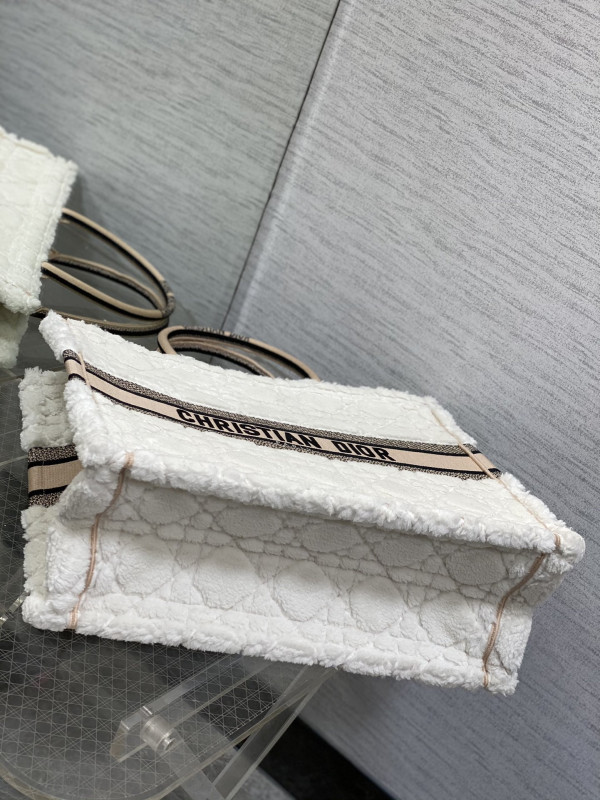 large D*or book tote