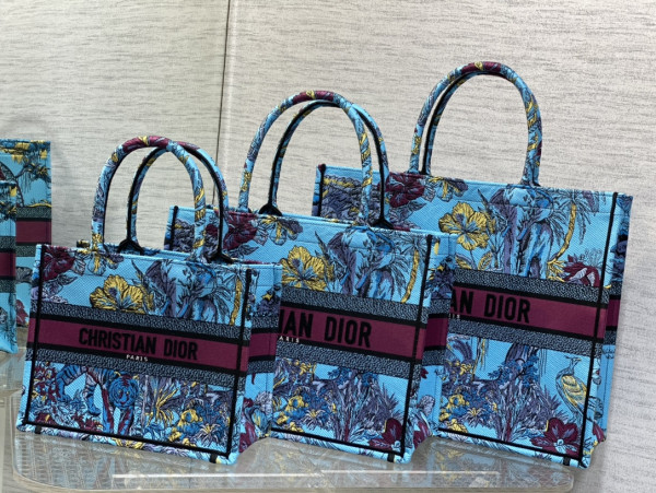 medium D*or book tote