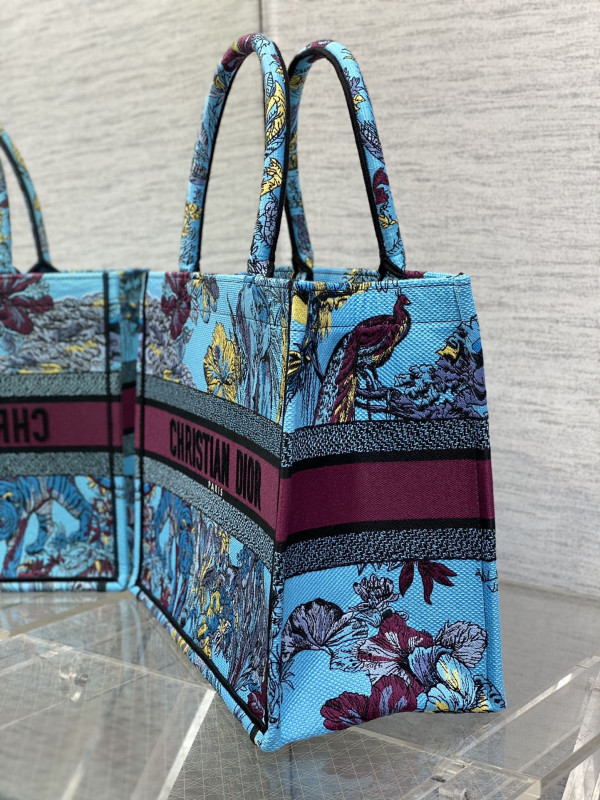 medium D*or book tote