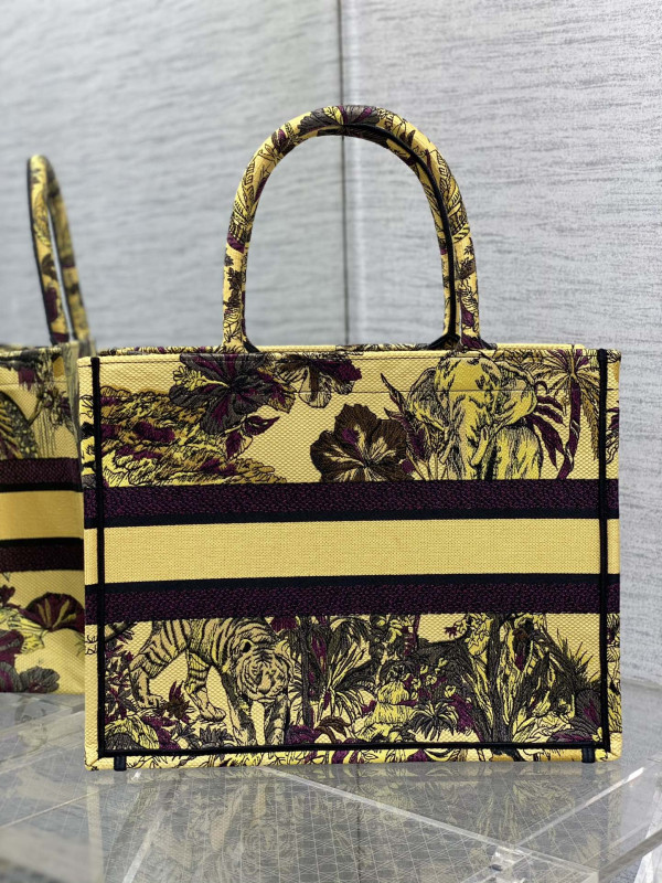 medium D*or book tote